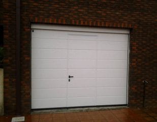 Instalación de puerta garaje puerta seccional Hörmann con puerta peatonal incorporada en color blanco