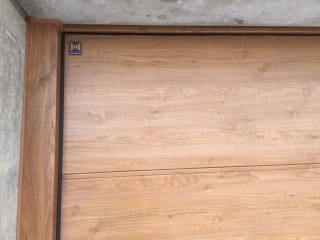 Detalle de Puerta Seccional Hörmann Puerta de garaje con acabado efecto madera
