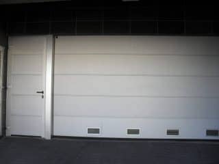 Puerta de Garaje y Puerta peatonal lateral a juego Puerta Seccional Hörmann con rejillas de ventilación en el panel inferior
