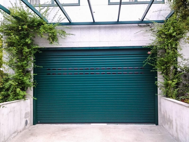 Puerta de garaje Puerta Enrollable Hörmann con visores transparentes en color RAL